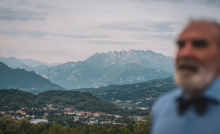 Montagne e colline, con Gaetano sfocato in primo piano.