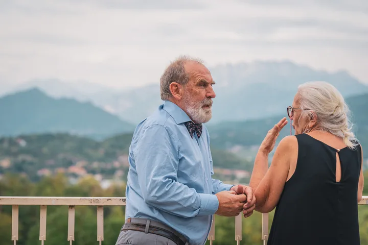 Gaetano conversa con una donna sulla terrazza panoramica.