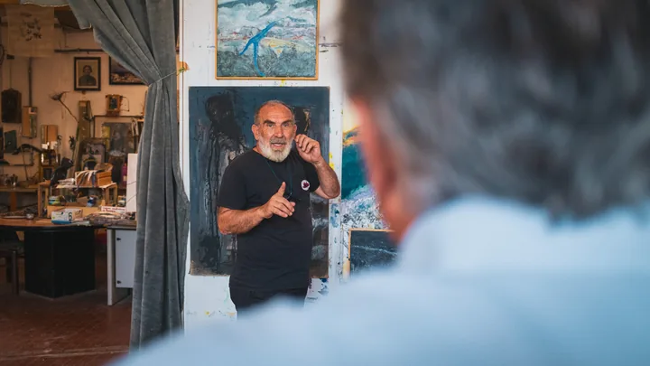 Gaetano riflesso in uno specchio nell’atelier.