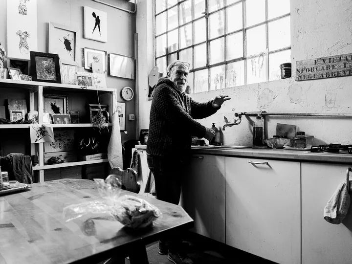 Gaetano alla finestra della cucina dell’atelier.