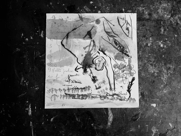Un disegno con figure e parole su un foglio appeso.