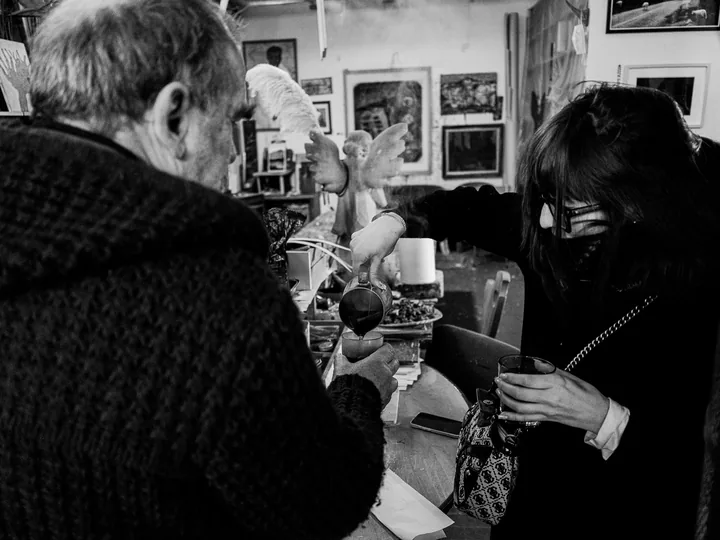 Una conversazione attorno al caffè nell’atelier.